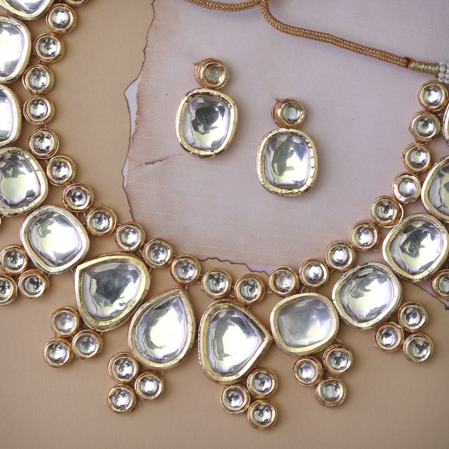 Kaisha Necklace set with Earrings in Off white