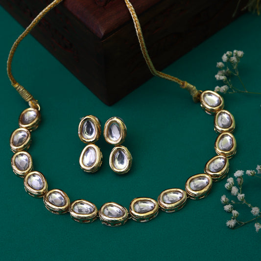 Rupali Kundan Chokar set with Earrings in Off white