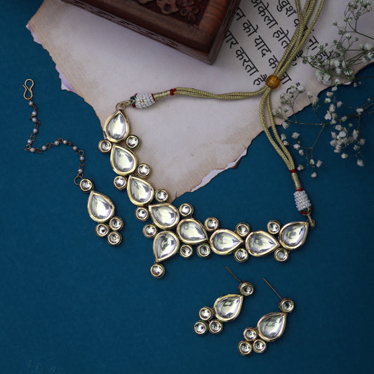 Elina Necklace set with Earrings and maangtikka in Off white